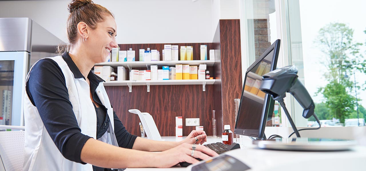 Medewerker apotheek werkt met Cobbler