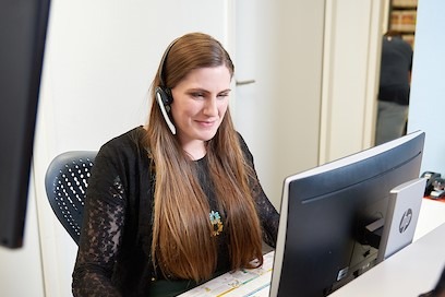 Huisarts assistent aan de telefoon