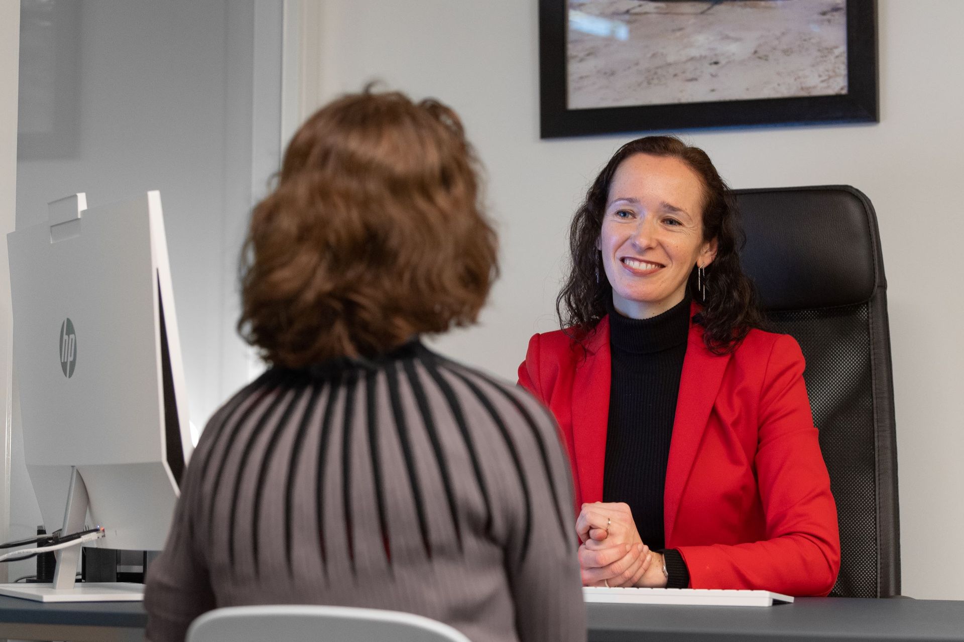 Gabriëlle van Berkel-Daleboudt in gesprek met een patiënt